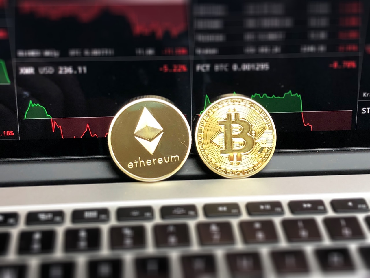 De lening, erfenis, loterij winst of bitcoin scams.