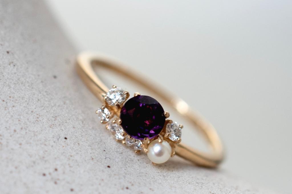 Exclusieve juwelen online stijlvol gepresenteerd